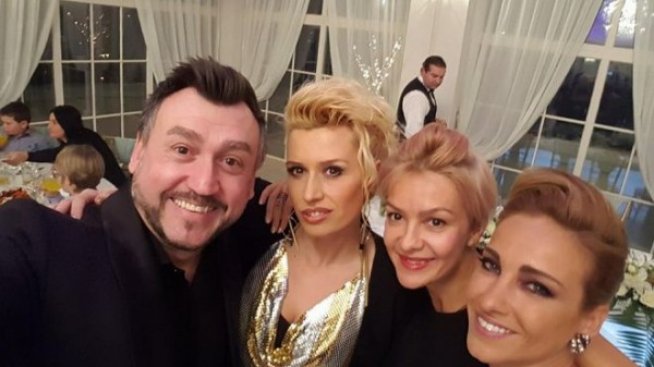 Зуека се врече на своята любима Ани