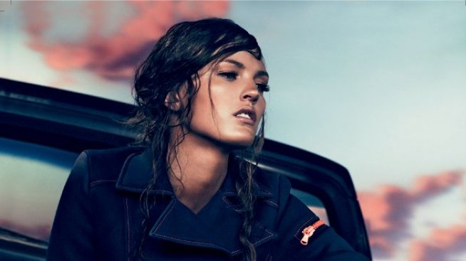 Чаровната Али подканя да се гмурнем със стил