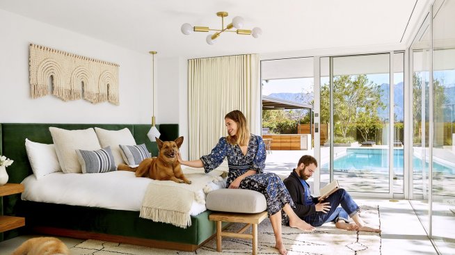 Манди Мур показа дома си в Пасадена