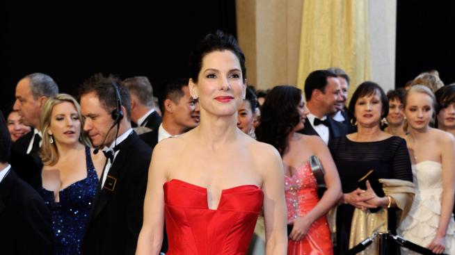 Сандра Бълок си чисти аурата в църква