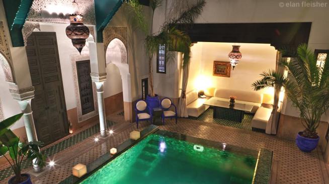 Ориенталска пищност в хотел Riad Farnatchi в Мароко