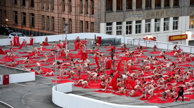 В името на изкуството: Спенсър Тюник отново разголи стотици за фотосесия