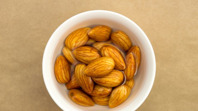 Трябва ли да накисвате суровите бадеми преди консумация?
