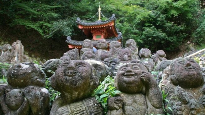 Причудливи каменни статуи