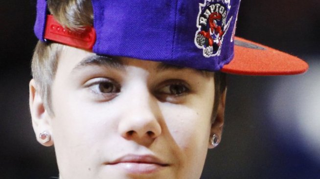 Джъстин Бийбър помага на фенове