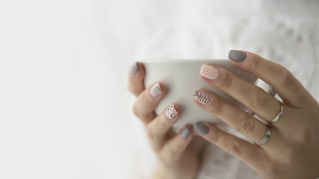 Как да се предпазите от чупливи нокти през зимата?