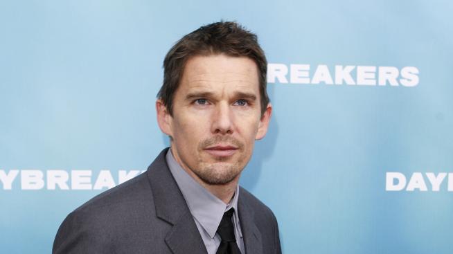 Итън Хоук: Анджелина Джоли кара мъжете да се чувстват слаби