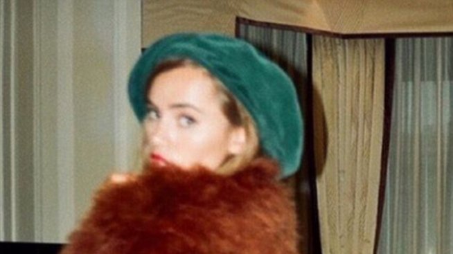 Суки Уотърхаус се фука с голото си тяло