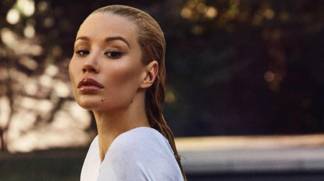 Иги Азалия позира мокра и топлес