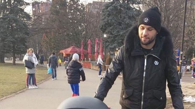 Мъжът на Деси Слава разхожда бебето