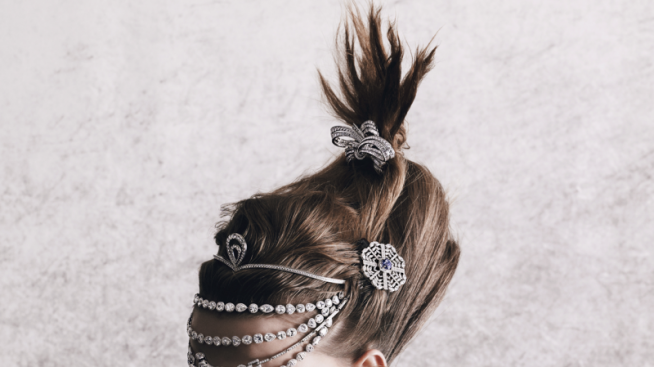 Блясък в косите с нежни и впечатляващи бижута