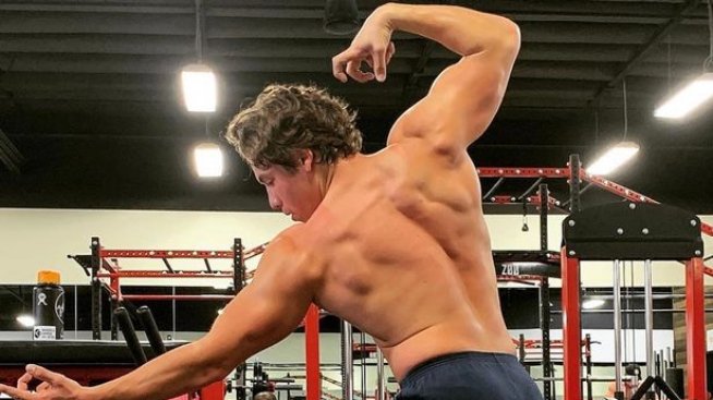 По стъпките на татко: Синът на Арнолд Шварценегер вае мускули