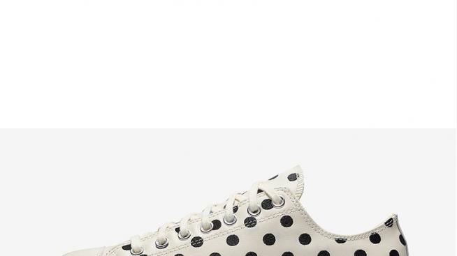 Маратонки на полка точки