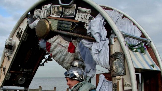 Решение за бездомници и пънк цирк в едно