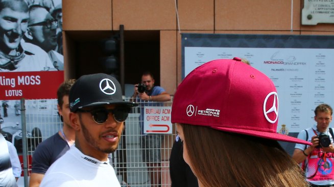 Люис Хамилтън заби нова моделка