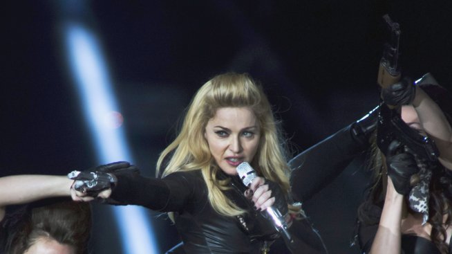 Мадона помага на двойка да се ожени по време на концерт (видео)