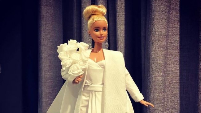 Мода от друго измерение: Барби като булка, облечена в тоалетна хартия