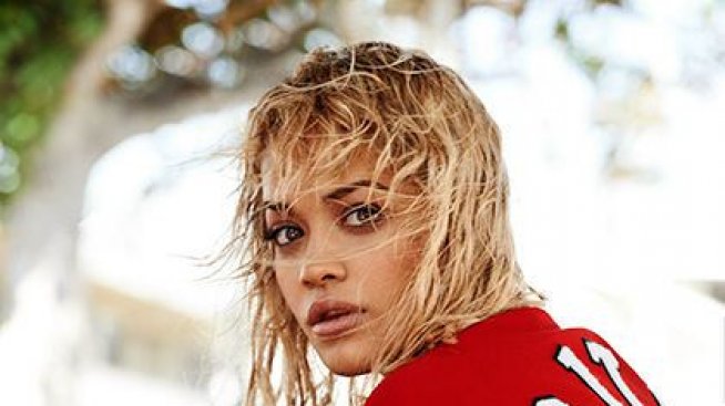 Поп сензацията Рита Ора показва колежански стил