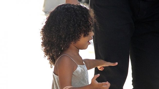 Норт Уест се фука с дизайнерска чанта. Или по-скоро майка ѝ...