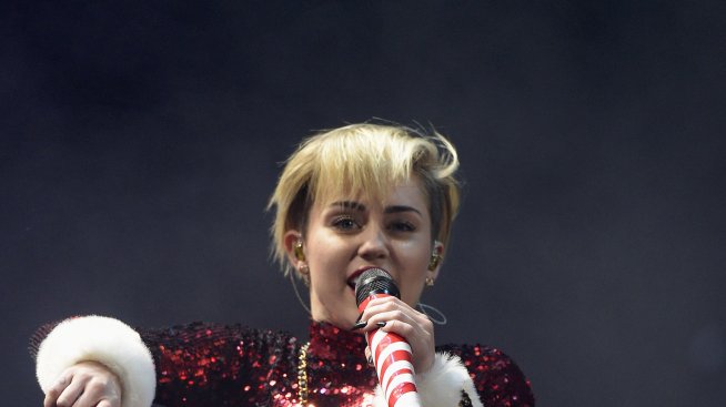 Майли Сайръс е изпълнител на годината