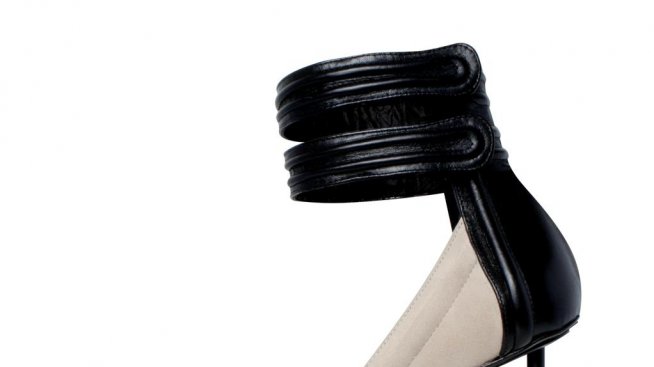 Мултиплицираната обувка на  Ana Locking