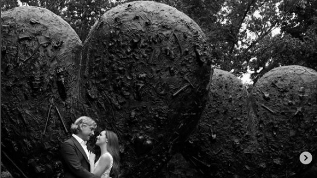 Звездата от „Бъфи, убийцата на вампири“ показа снимка от сватбата си