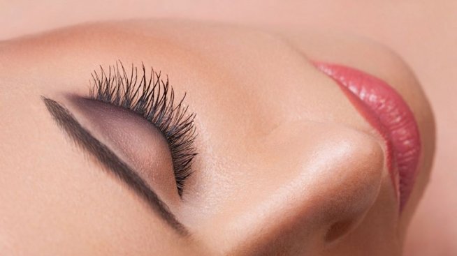 Неустоим поглед, изпълнен с женственост и съблазън