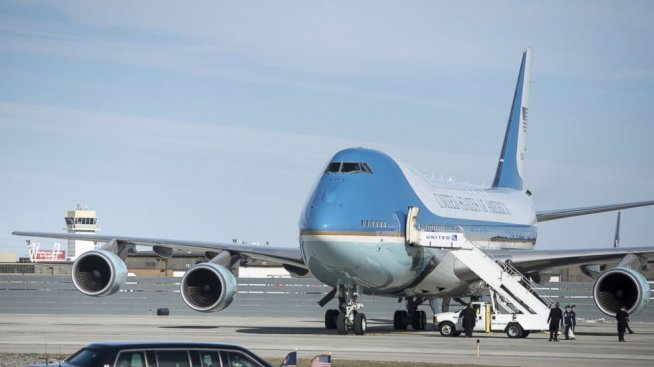 Президентският самолет отвътре: Вижте „Еър Форс 1“!