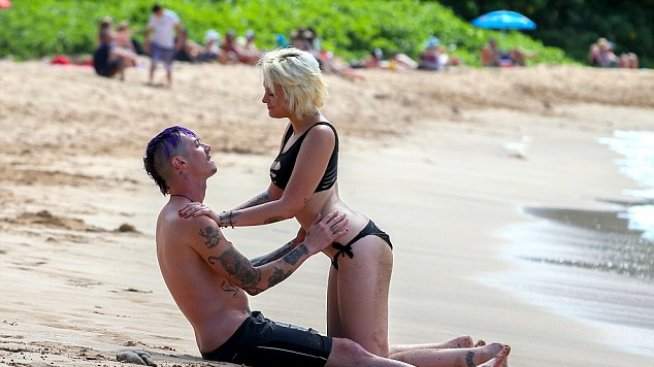 Звездите, които посрещнаха Коледа по бански