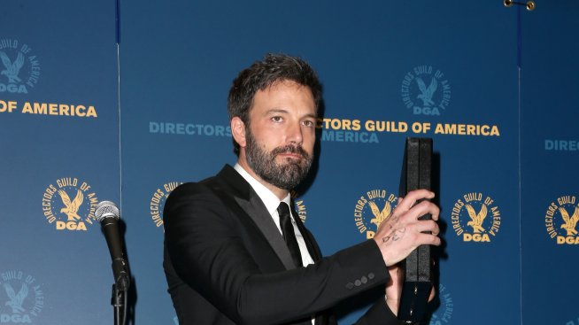 Бен Афлек приема награди с надраскана ръка