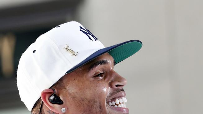 Крис Браун разпуска със семейството на Риана