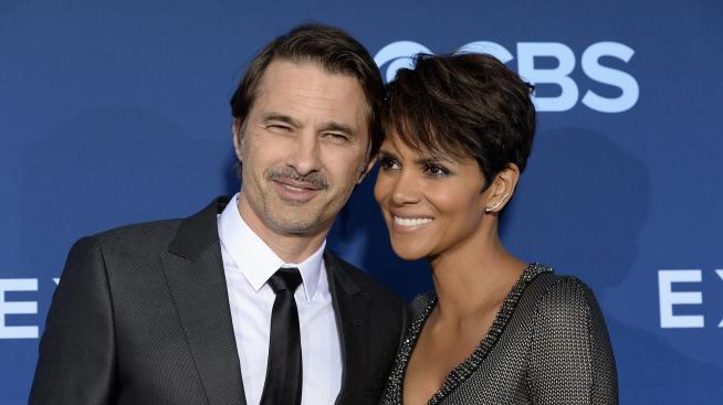 Хали Бери кърми сина си на снимачната площадка