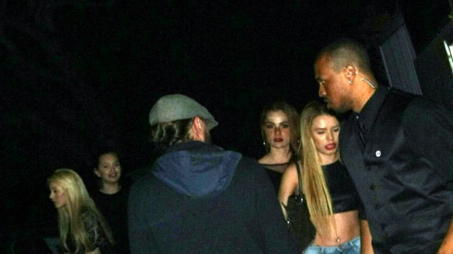 Леонардо ди Каприо се забавлява в компанията на непознати жени