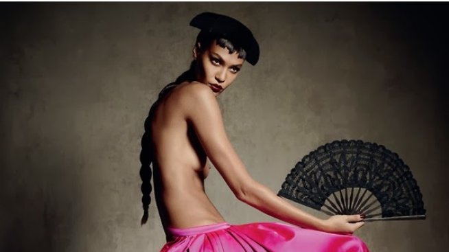 Vogue отново залага на еротика – този път с г-ца Смолс