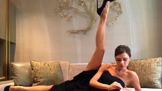 Шпагат в кревата: Виктория Бекъм се прави на гимнастичка