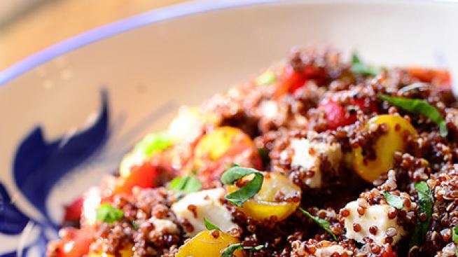 Салата с киноа, домати, моцарела и босилек