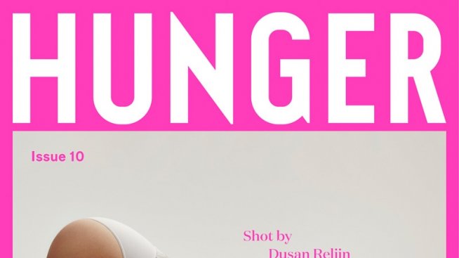 Роузи Хънтингтън-Уайтли на колене