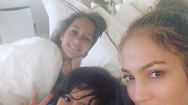 Моят перфектен следобед: Джей Ло се сгуши до близнаците си