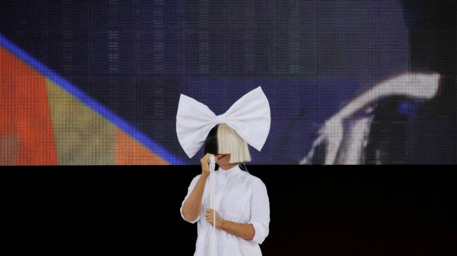 Сиа атакува папараци: Сподели своя гола снимка