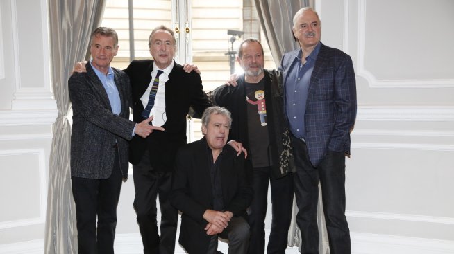 Джон Клийз ще даде хонорара си от „Монти Пайтън“ на бившата си жена