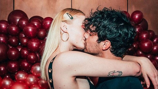 Кои се оказаха най-романтичните звездни двойки в момента?