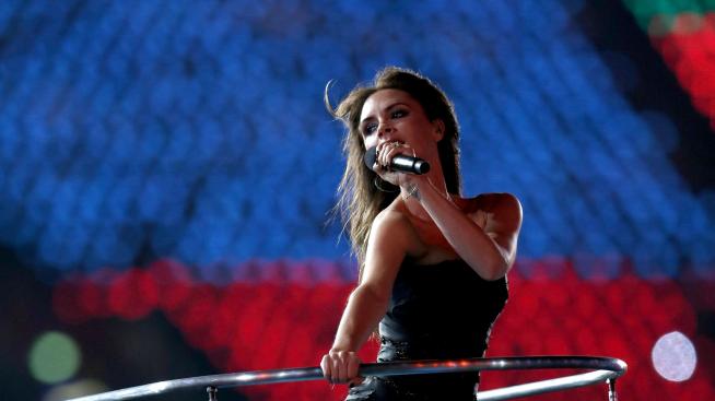 Виктория Бекъм стои зад футболните амбиции на сина си