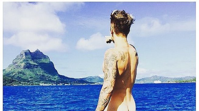 Звездите, които качиха свои голи селфита в социалните медии