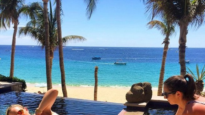 Линдзи Вон тренира по бански и с контузен крак