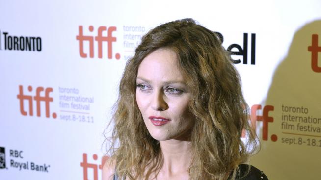 Ванеса Паради излиза с бившия на Карла Бруни