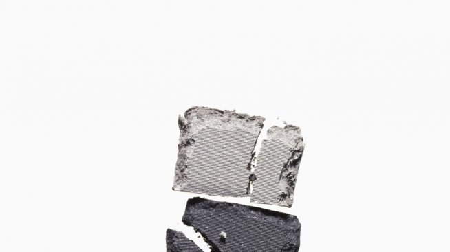 Как да поправите счупените руж и сенки