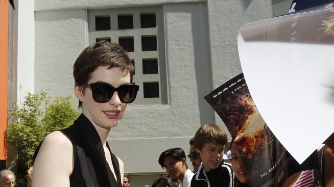 Ан Хатауей получи теле за сватбен подарък