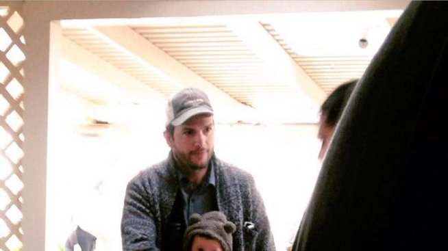 Мила и Аштън показаха дъщеря си