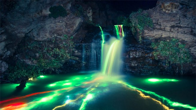 Неонови водопади