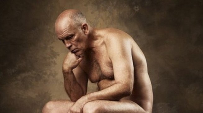 Джон Малкович позира гол като Мислителя